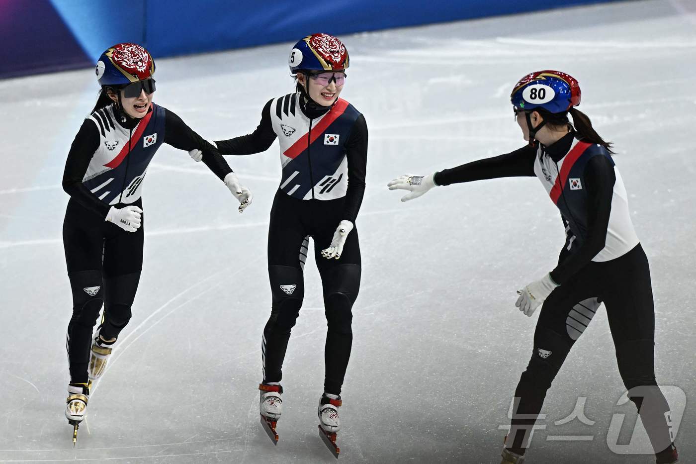 본문 이미지 - 한국이 8년 만에 여자 계주 금메달을 차지했다. ⓒ AFP=뉴스1