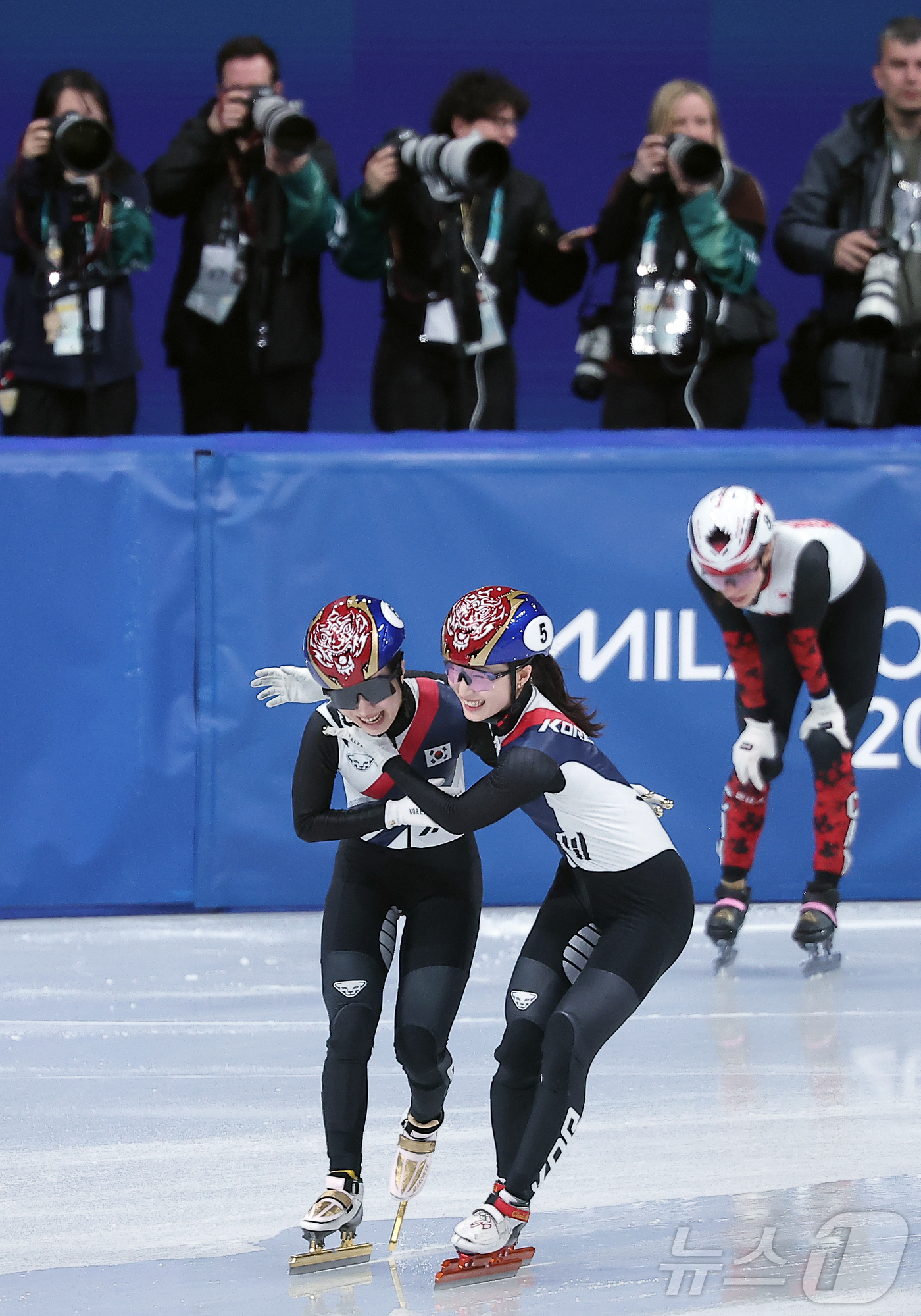 (밀라노=뉴스1) 김성진 기자 = 대한민국 여자 쇼트트랙 대표팀의 김길리와 최민정이 18일(현지시간) 이탈리아 밀라노 아이스스케이팅 아레나에서 열린 2026 밀라노·코르티나담페초 …