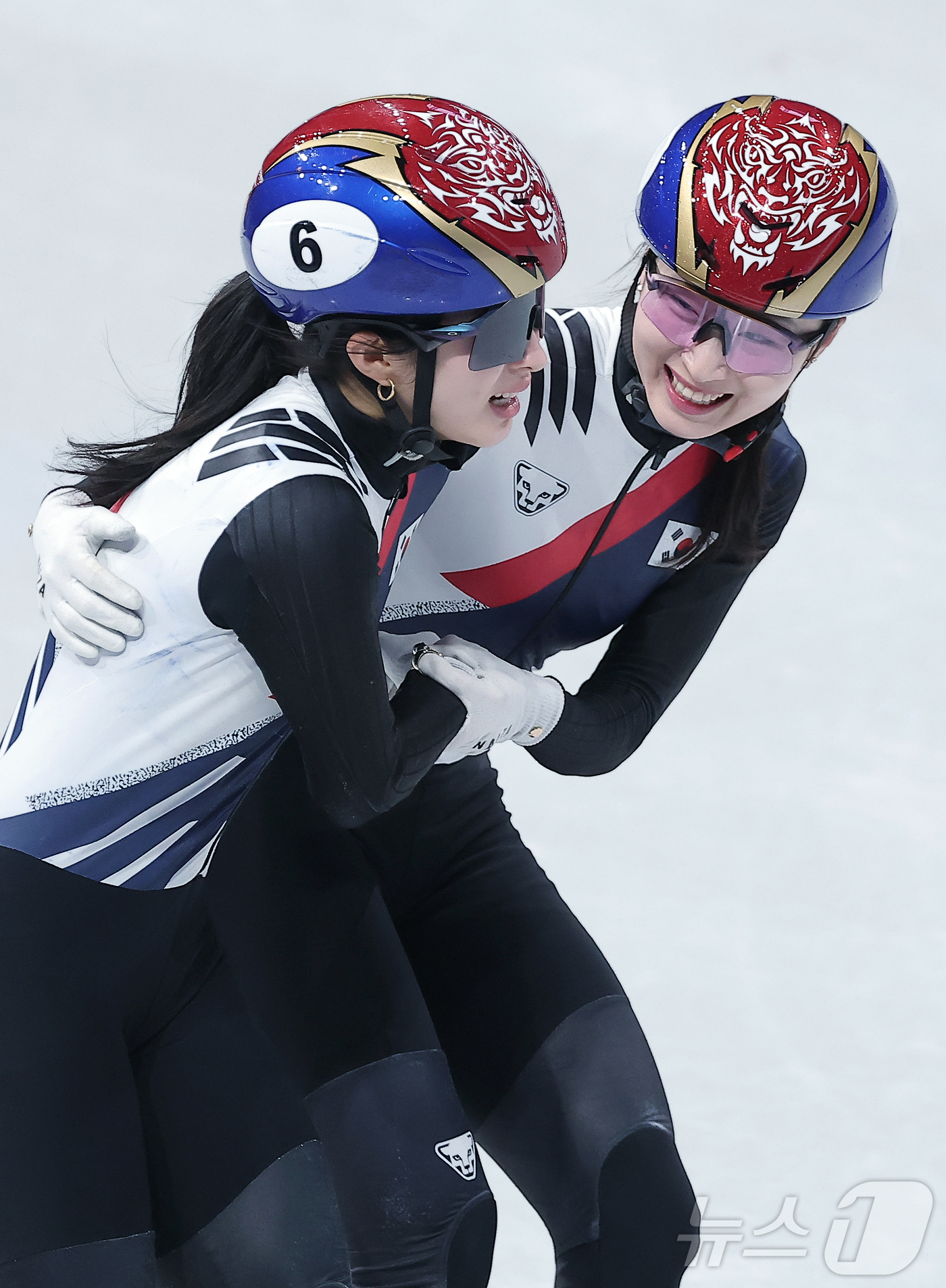 (밀라노=뉴스1) 김성진 기자 = 대한민국 여자 쇼트트랙 대표팀의 김길리와 최민정이 18일(현지시간) 이탈리아 밀라노 아이스스케이팅 아레나에서 열린 2026 밀라노·코르티나담페초 …