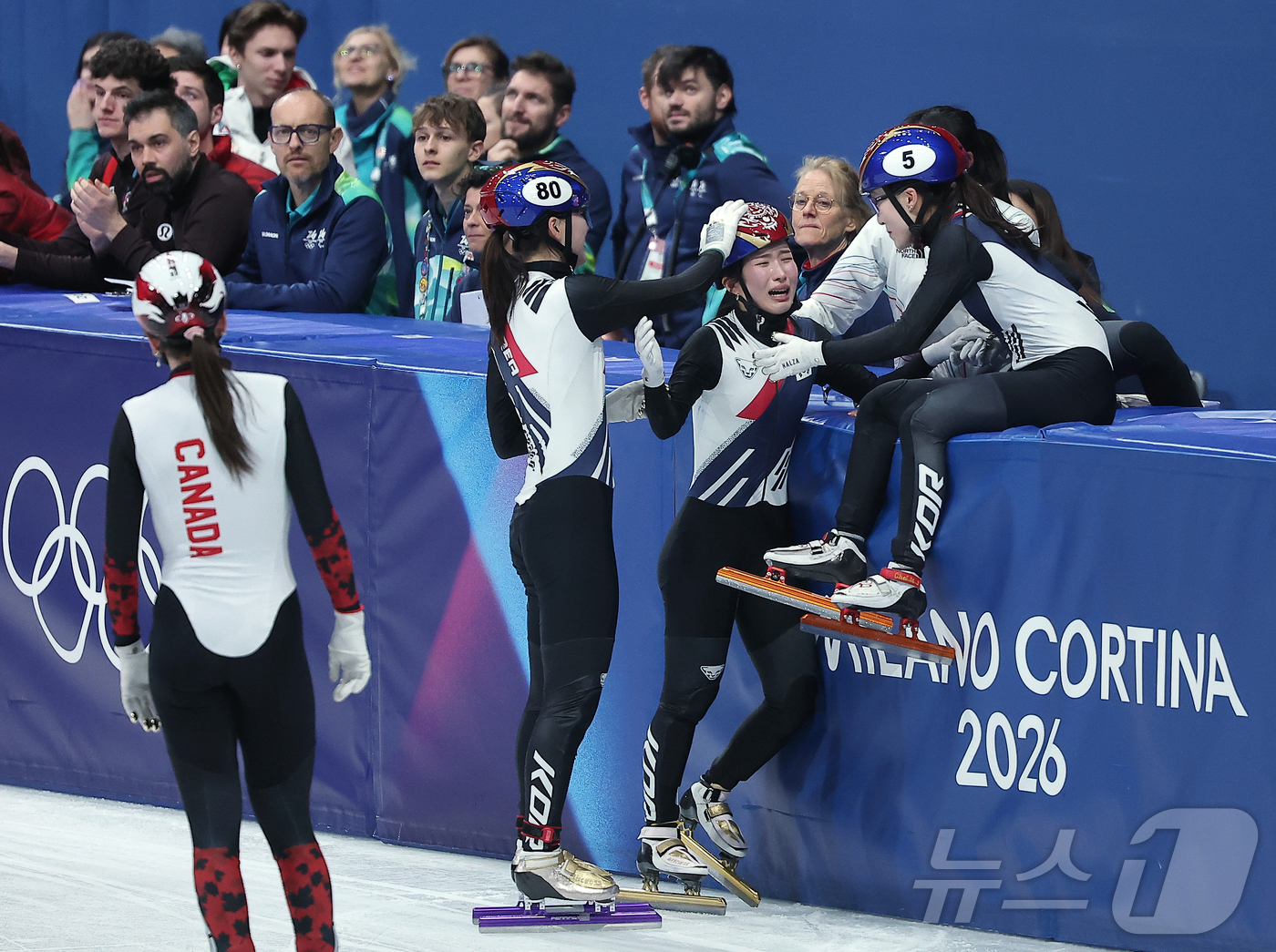(밀라노=뉴스1) 김성진 기자 = 대한민국 여자 쇼트트랙 대표팀의 김길리와 최민정, 심석희가 18일(현지시간) 이탈리아 밀라노 아이스스케이팅 아레나에서 열린 2026 밀라노·코르티 …