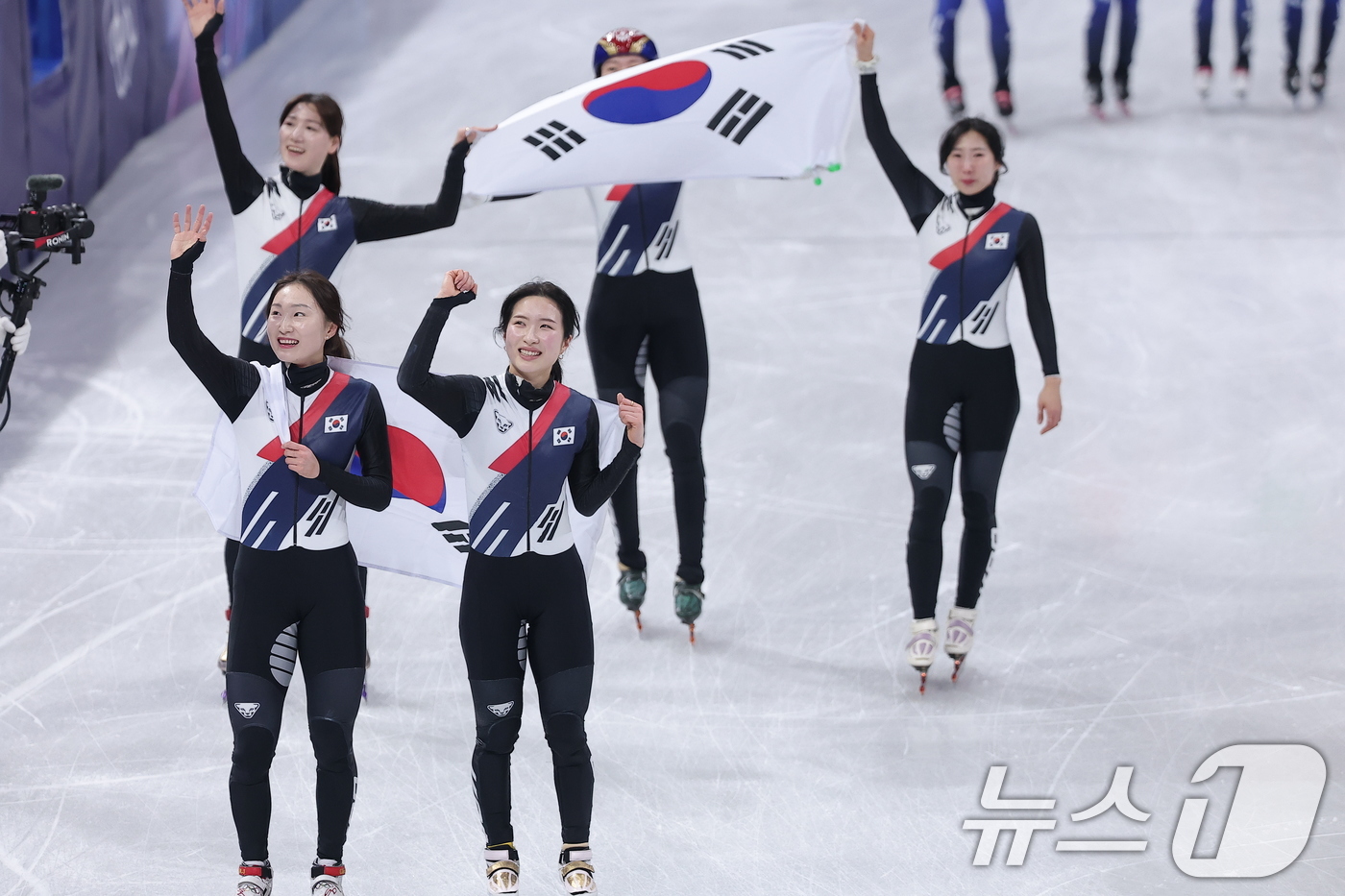 (밀라노=뉴스1) 김성진 기자 = 대한민국 여자 쇼트트랙 대표팀의 김길리와 최민정, 심석희, 노도희 등이 18일(현지시간) 이탈리아 밀라노 아이스스케이팅 아레나에서 열린 2026 …