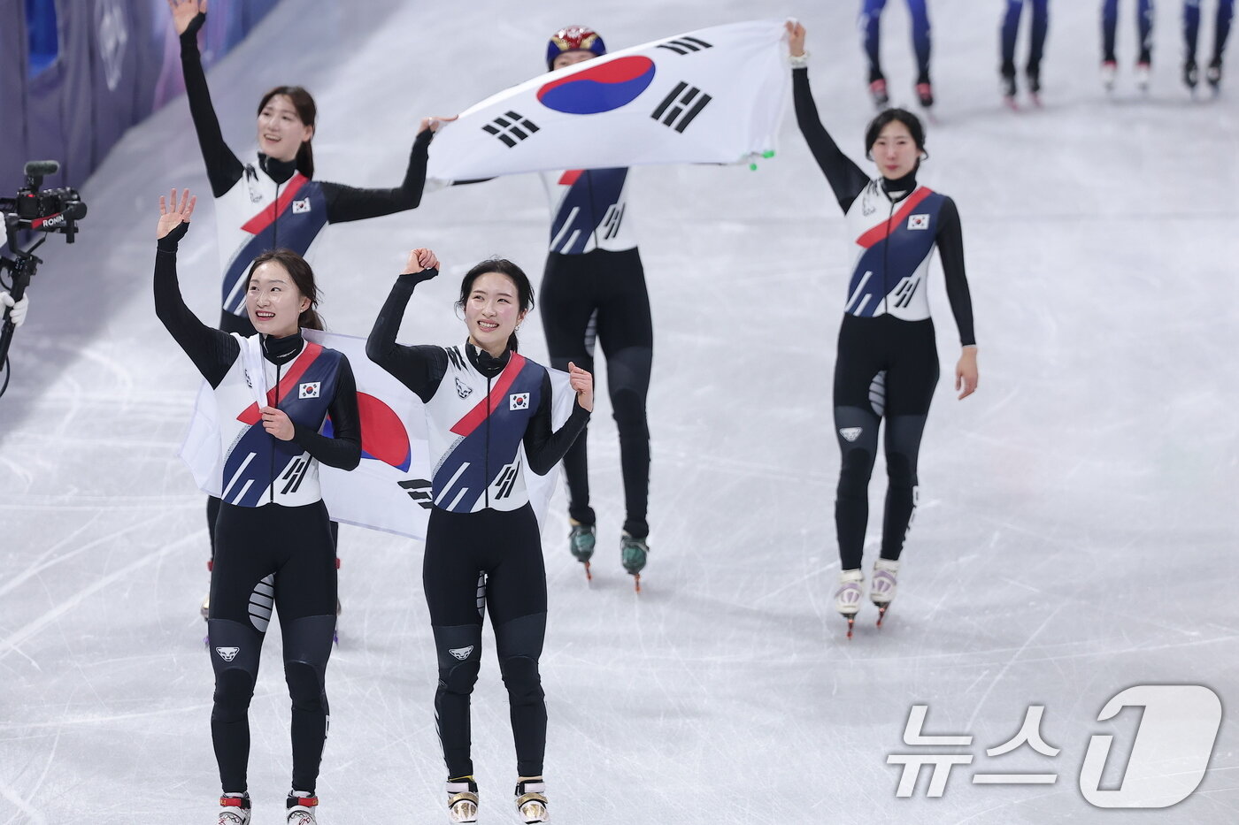 본문 이미지 - 대한민국 여자 쇼트트랙 대표팀의 김길리와 최민정, 심석희, 노도희 등이 18일(현지시간) 이탈리아 밀라노 아이스스케이팅 아레나에서 열린 2026 밀라노·코르티나담페초 동계올림픽 쇼트트랙 여자 3000m 계주 결승에서 금메달을 확정지은 후 기쁨의 세리머니를 하고 있다. 2026.2.19 ⓒ 뉴스1 김성진 기자