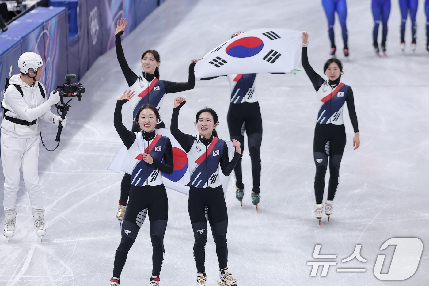 (밀라노=뉴스1) 김성진 기자 = 대한민국 여자 쇼트트랙 대표팀의 김길리와 최민정, 심석희, 노도희 등이 18일(현지시간) 이탈리아 밀라노 아이스스케이팅 아레나에서 열린 2026 …