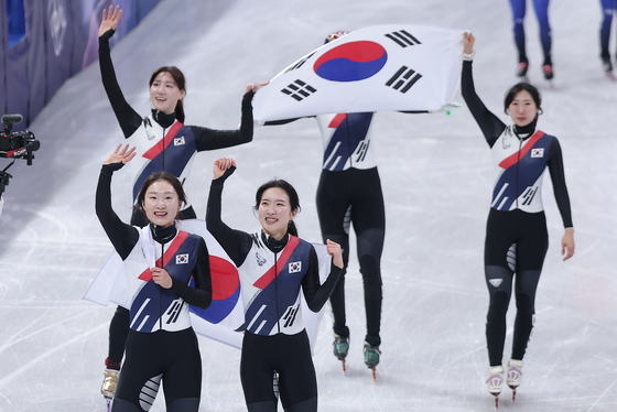 쇼트트랙, 첫 金…여자 계주, 대역전극으로 8년 만에 정상 탈환 (종합) [올림픽]