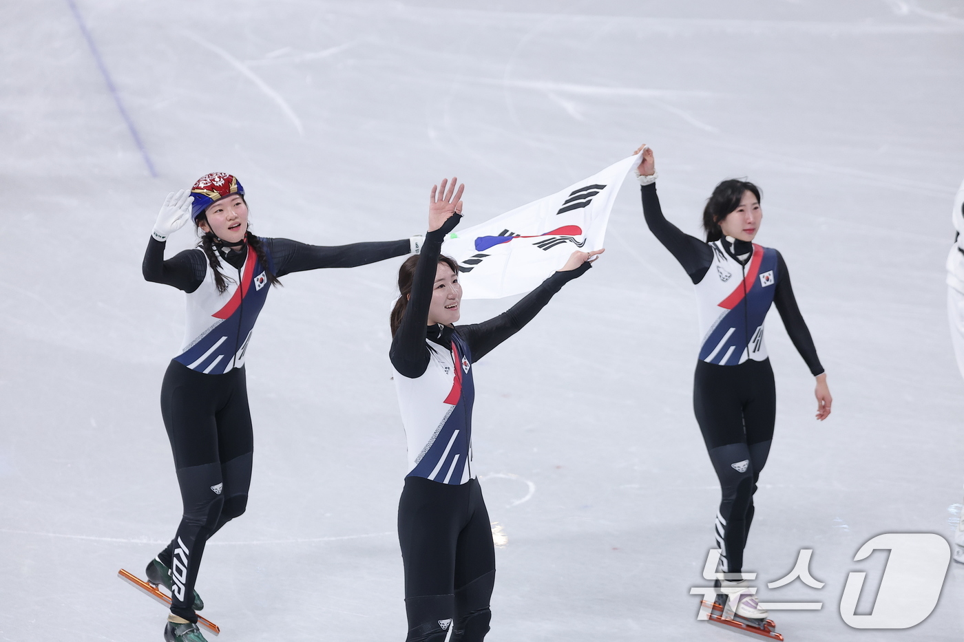 (밀라노=뉴스1) 김성진 기자 = 대한민국 여자 쇼트트랙 대표팀의 심석희(왼쪽부터), 노도희, 이소연이 18일(현지시간) 이탈리아 밀라노 아이스스케이팅 아레나에서 열린 2026 밀 …