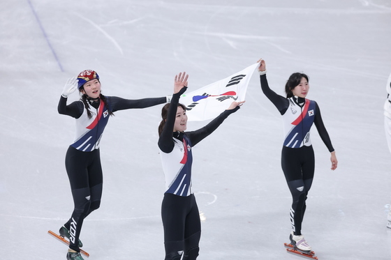 기뻐하는 쇼트트랙 여자 대표팀