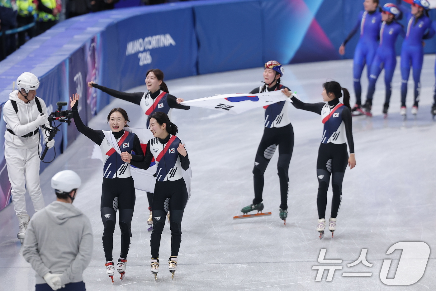 (밀라노=뉴스1) 김성진 기자 = 대한민국 여자 쇼트트랙 대표팀이 18일(현지시간) 이탈리아 밀라노 아이스스케이팅 아레나에서 열린 2026 밀라노·코르티나담페초 동계올림픽 쇼트트랙 …