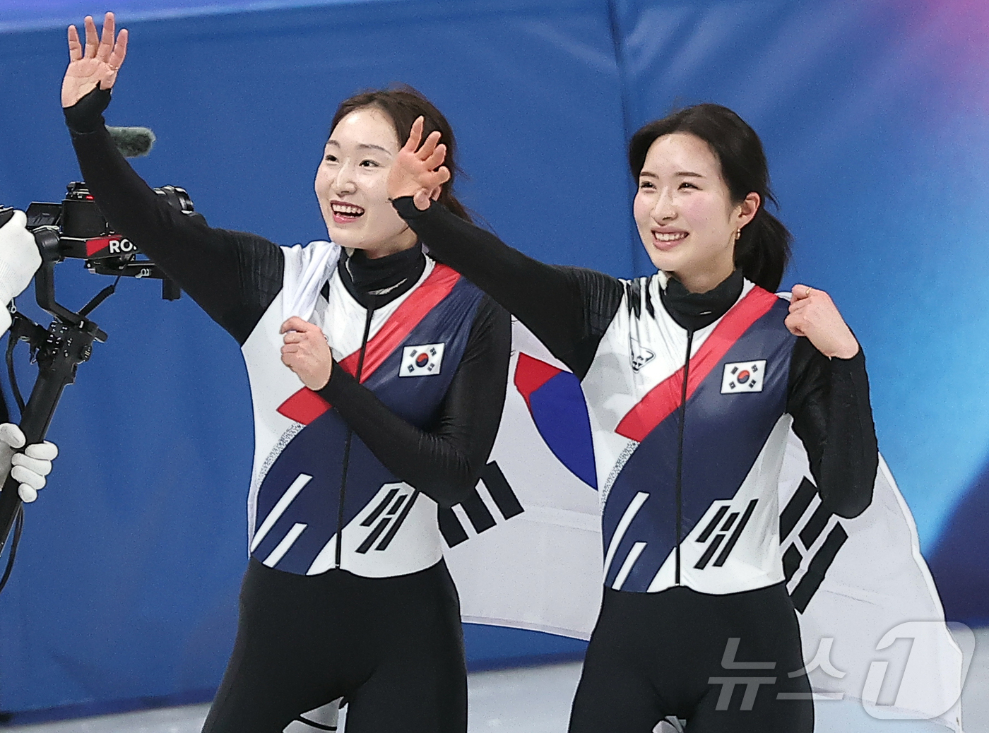 (밀라노=뉴스1) 김성진 기자 = 대한민국 여자 쇼트트랙 대표팀의 최민정과 김길리(오른쪽)가 18일(현지시간) 이탈리아 밀라노 아이스스케이팅 아레나에서 열린 2026 밀라노·코르티 …