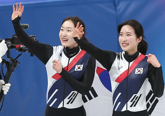 응원 온 팬들 향해 인사하는 최민정과 김길리