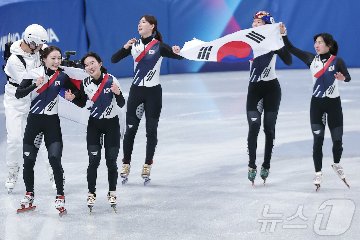 (밀라노=뉴스1) 김성진 기자 = 대한민국 여자 쇼트트랙 대표팀이 18일(현지시간) 이탈리아 밀라노 아이스스케이팅 아레나에서 열린 2026 밀라노·코르티나담페초 동계올림픽 쇼트트랙 …