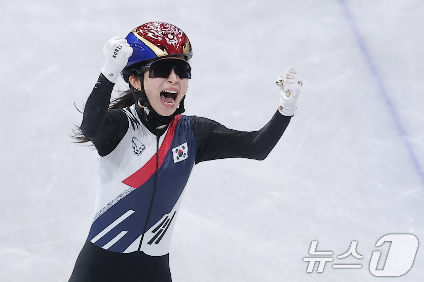 본문 이미지 - 대한민국 여자 쇼트트랙 대표팀의 김길리가 18일(현지시간) 이탈리아 밀라노 아이스스케이팅 아레나에서 열린 2026 밀라노·코르티나담페초 동계올림픽 쇼트트랙 여자 3000m 계주 결승에서 금메달을 확정지은 후 포효하고 있다. 2026.2.19 ⓒ 뉴스1 김성진 기자