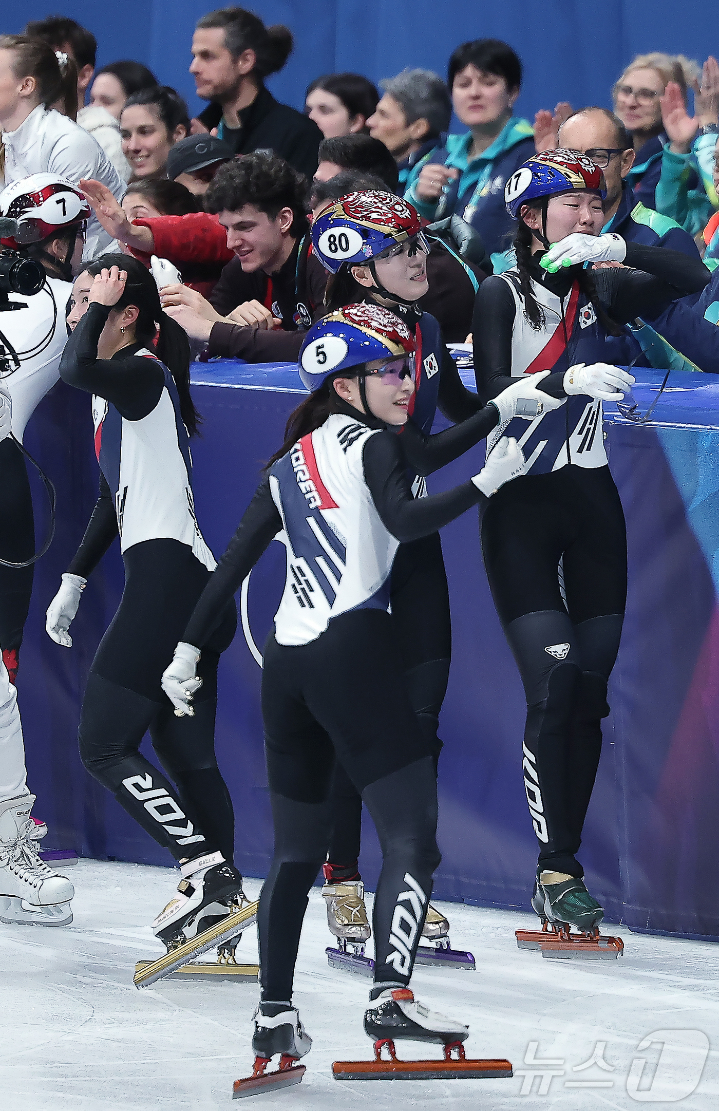 (밀라노=뉴스1) 김성진 기자 = 대한민국 여자 쇼트트랙 대표팀이 18일(현지시간) 이탈리아 밀라노 아이스스케이팅 아레나에서 열린 2026 밀라노·코르티나담페초 동계올림픽 쇼트트랙 …