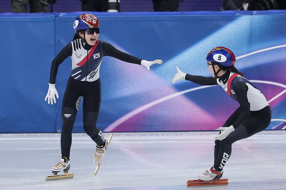 최민정과 기쁨 나누는 김길리