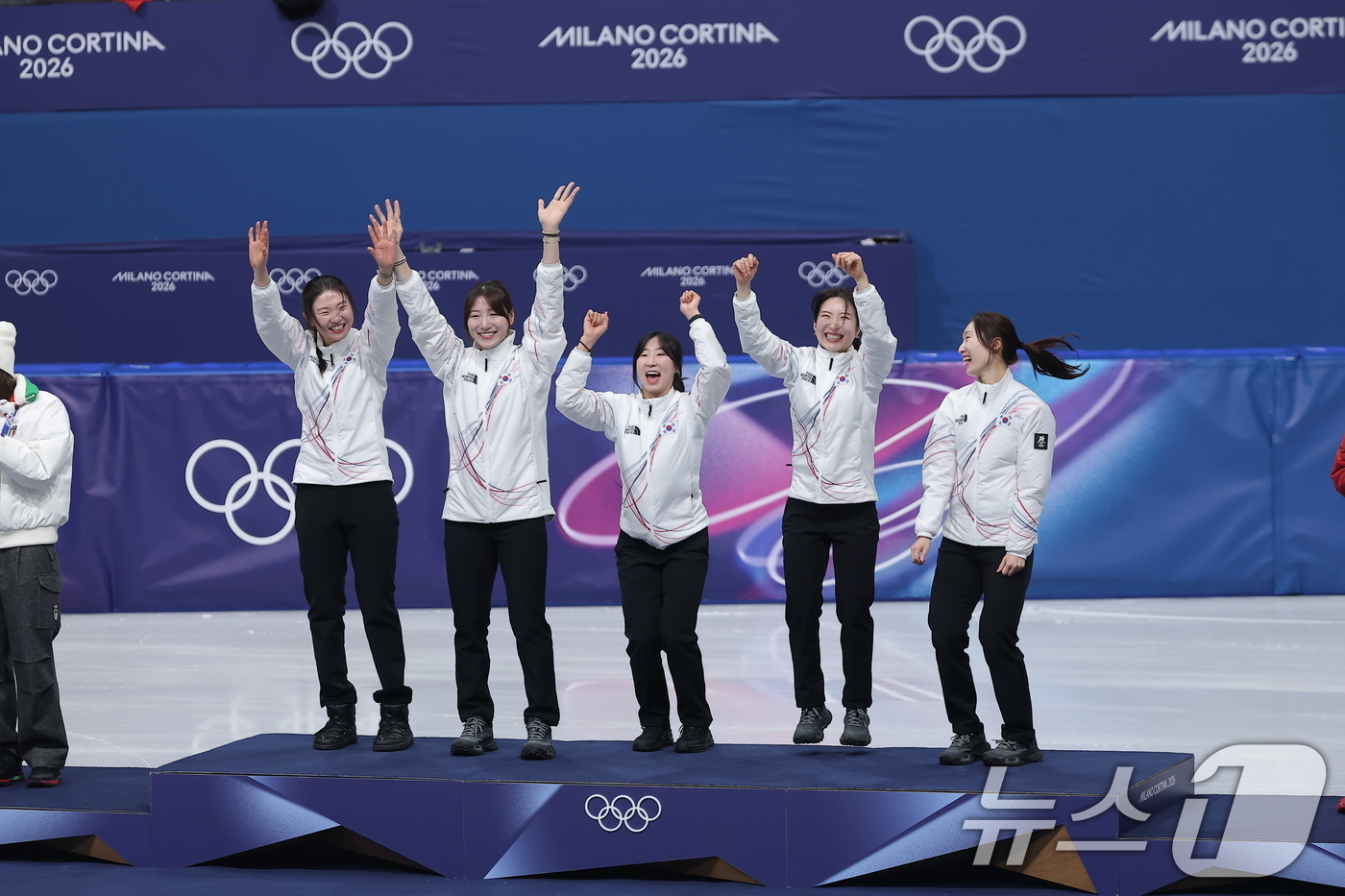 (밀라노=뉴스1) 김성진 기자 = 대한민국 여자 쇼트트랙 대표팀이 18일(현지시간) 이탈리아 밀라노 아이스스케이팅 아레나에서 열린 2026 밀라노·코르티나담페초 동계올림픽 쇼트트랙 …