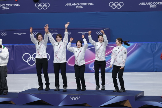 포디움 가장 높은 곳 오른 여자 쇼트트랙 대표팀