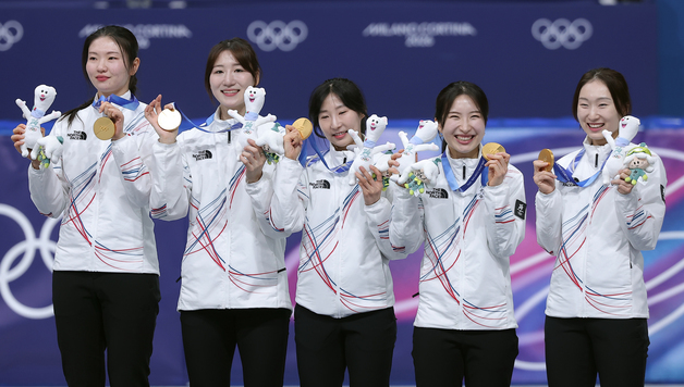 쇼트트랙 여자계주, 대역전 금빛질주 …女컬링, 스웨덴 꺾고 4강 청신호(종합)
