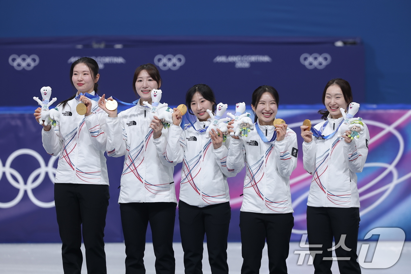 (밀라노=뉴스1) 김성진 기자 = 대한민국 여자 쇼트트랙 대표팀이 18일(현지시간) 이탈리아 밀라노 아이스스케이팅 아레나에서 열린 2026 밀라노·코르티나담페초 동계올림픽 쇼트트랙 …