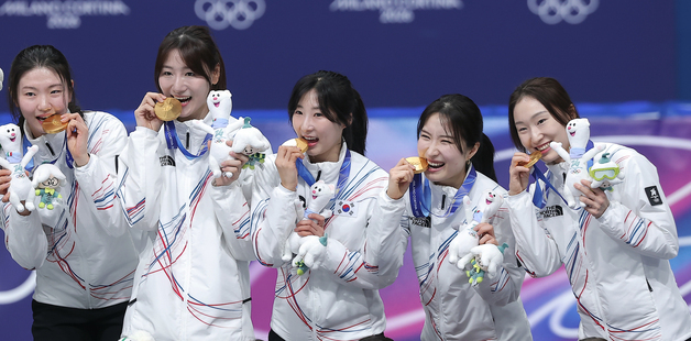 8년 만에 왕좌 탈환한 대한민국 여자 쇼트트랙 대표팀