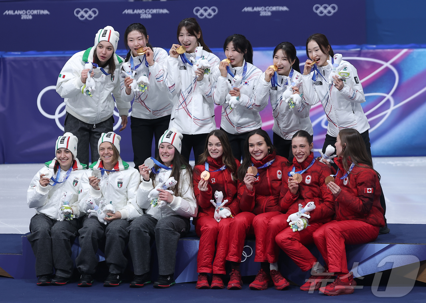 (밀라노=뉴스1) 김성진 기자 = 2026 밀라노·코르티나담페초 동계올림픽 쇼트트랙 여자 3000m 계주 결승에서 우승을 차지한 대한민국 여자 쇼트트랙 대표팀의 심석희(왼쪽부터), …