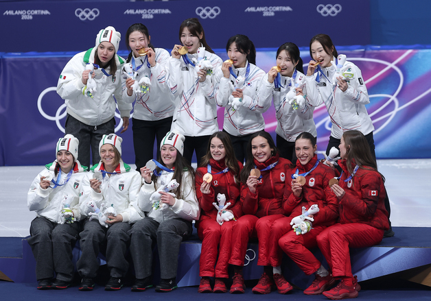밀라노의 가장 높은 곳에 선 여자 쇼트트랙 대표팀