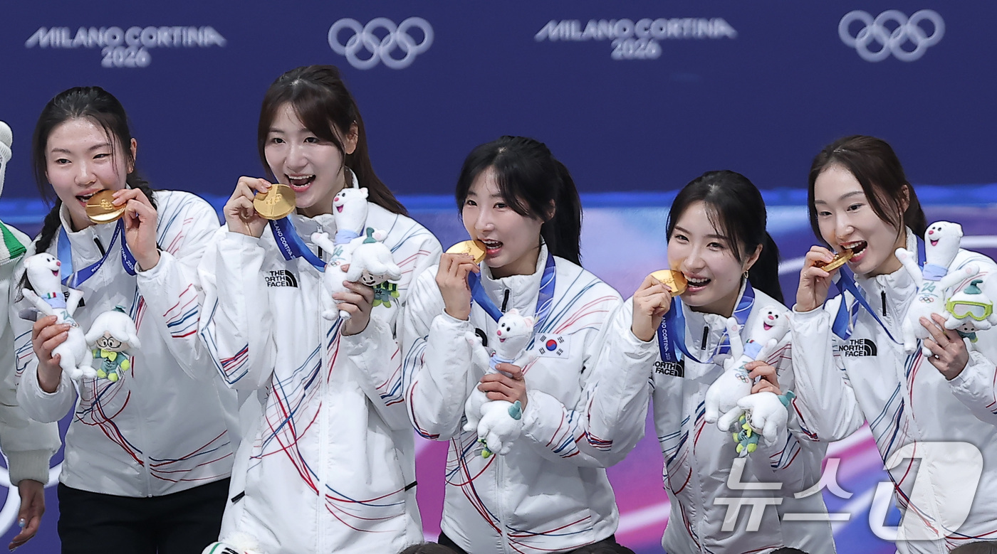 (밀라노=뉴스1) 김성진 기자 = 대한민국 여자 쇼트트랙 대표팀 심석희(왼쪽부터), 노도희, 이소연,  김길리, 최민정이 18일(현지시간) 이탈리아 밀라노 아이스스케이팅 아레나에서 …