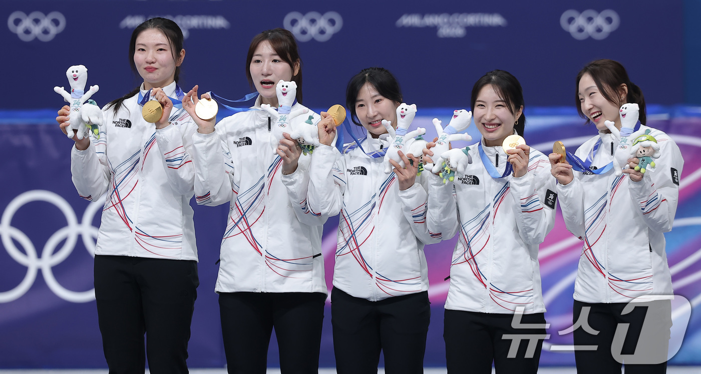 (밀라노=뉴스1) 김성진 기자 = 대한민국 여자 쇼트트랙 대표팀 심석희(왼쪽부터), 노도희, 이소연,  김길리, 최민정이 18일(현지시간) 이탈리아 밀라노 아이스스케이팅 아레나에서 …