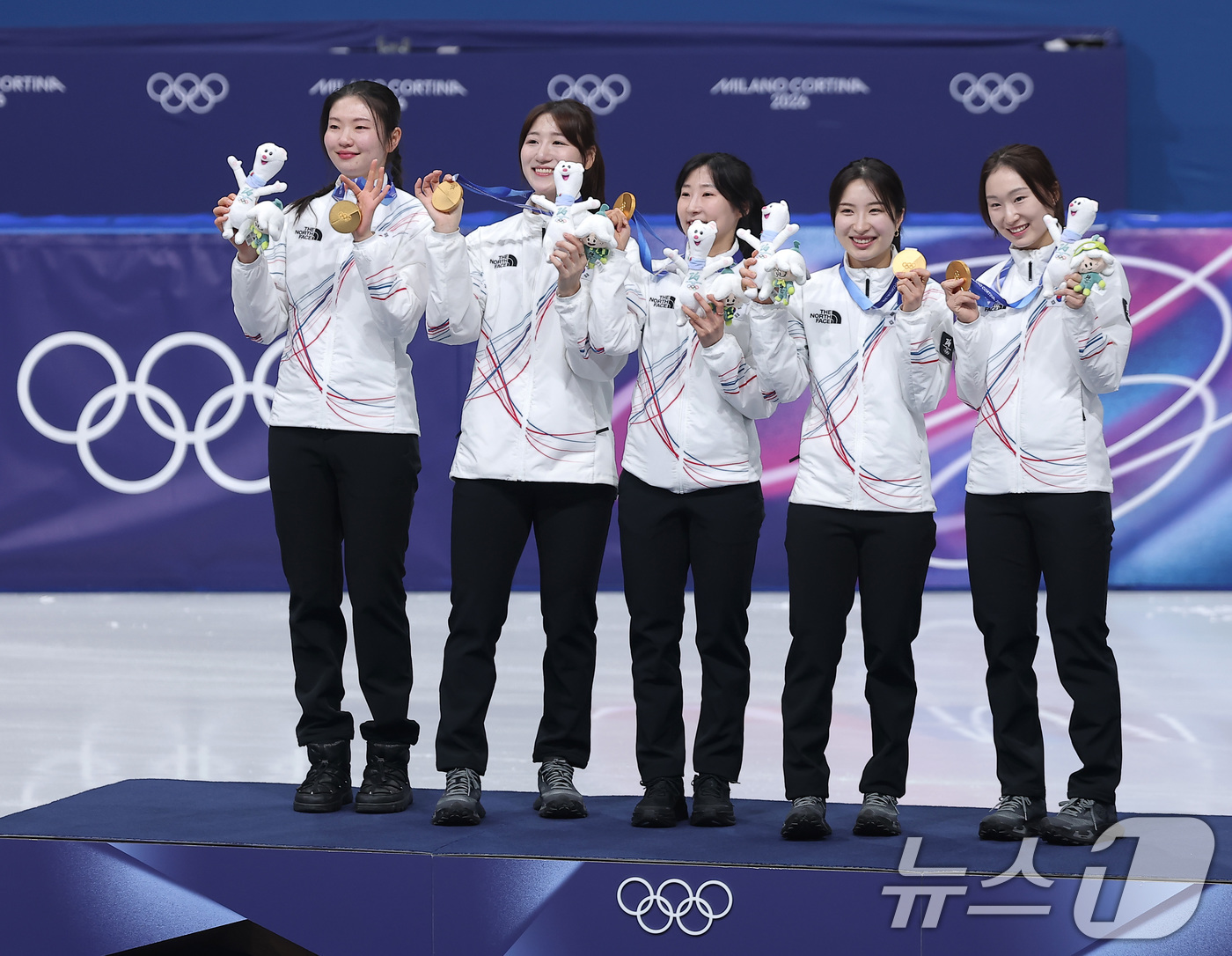 (밀라노=뉴스1) 김성진 기자 = 대한민국 여자 쇼트트랙 대표팀 심석희(왼쪽부터), 노도희, 이소연,  김길리, 최민정이 18일(현지시간) 이탈리아 밀라노 아이스스케이팅 아레나에서 …