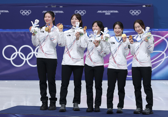 포디움 가장 높은 곳 오르는 쇼트트랙 여자 대표팀