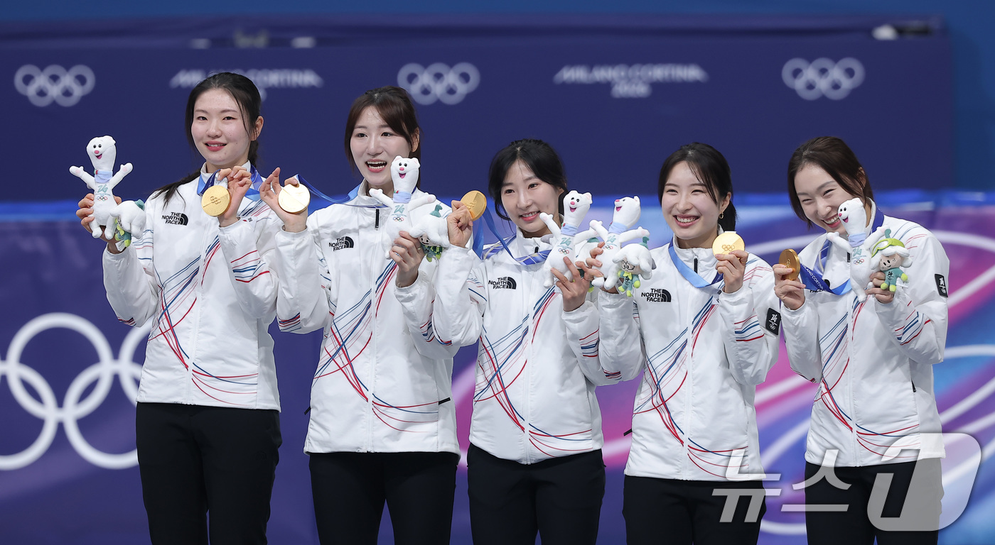 (밀라노=뉴스1) 김성진 기자 = 대한민국 여자 쇼트트랙 대표팀 심석희(왼쪽부터), 노도희, 이소연,  김길리, 최민정이 18일(현지시간) 이탈리아 밀라노 아이스스케이팅 아레나에서 …