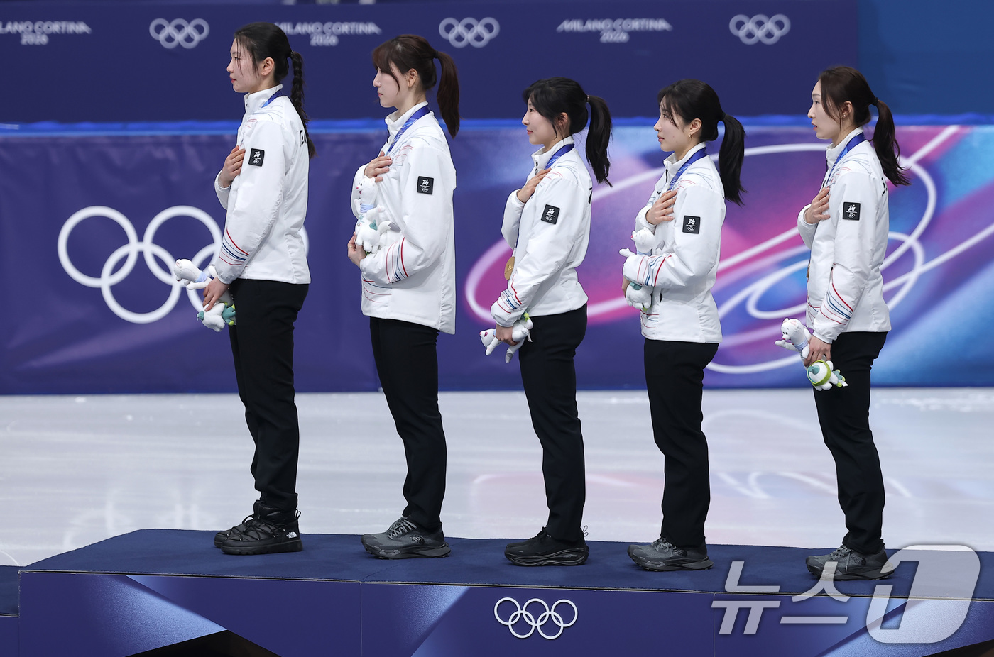 (밀라노=뉴스1) 김성진 기자 = 대한민국 여자 쇼트트랙 대표팀 심석희(왼쪽부터), 노도희, 이소연,  김길리, 최민정이 18일(현지시간) 이탈리아 밀라노 아이스스케이팅 아레나에서 …