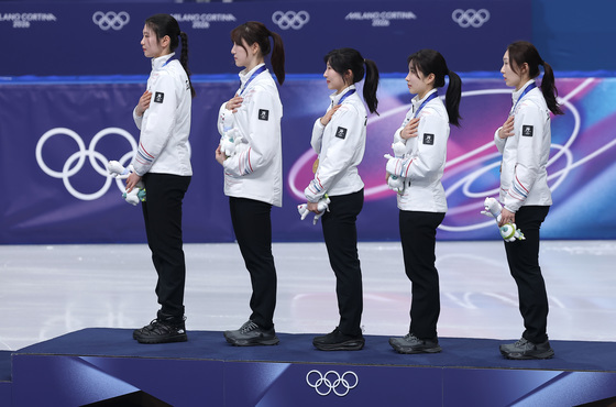 8년 만의 포디움 국민의례