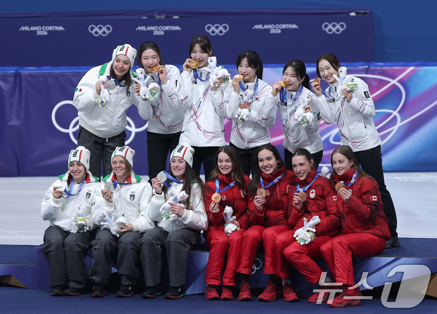 (밀라노=뉴스1) 김성진 기자 = 대한민국 여자 쇼트트랙 대표팀 심석희(뒷줄 왼쪽 두 번째부터), 노도희, 이소연,  김길리, 최민정이 18일(현지시간) 이탈리아 밀라노 아이스스케 …