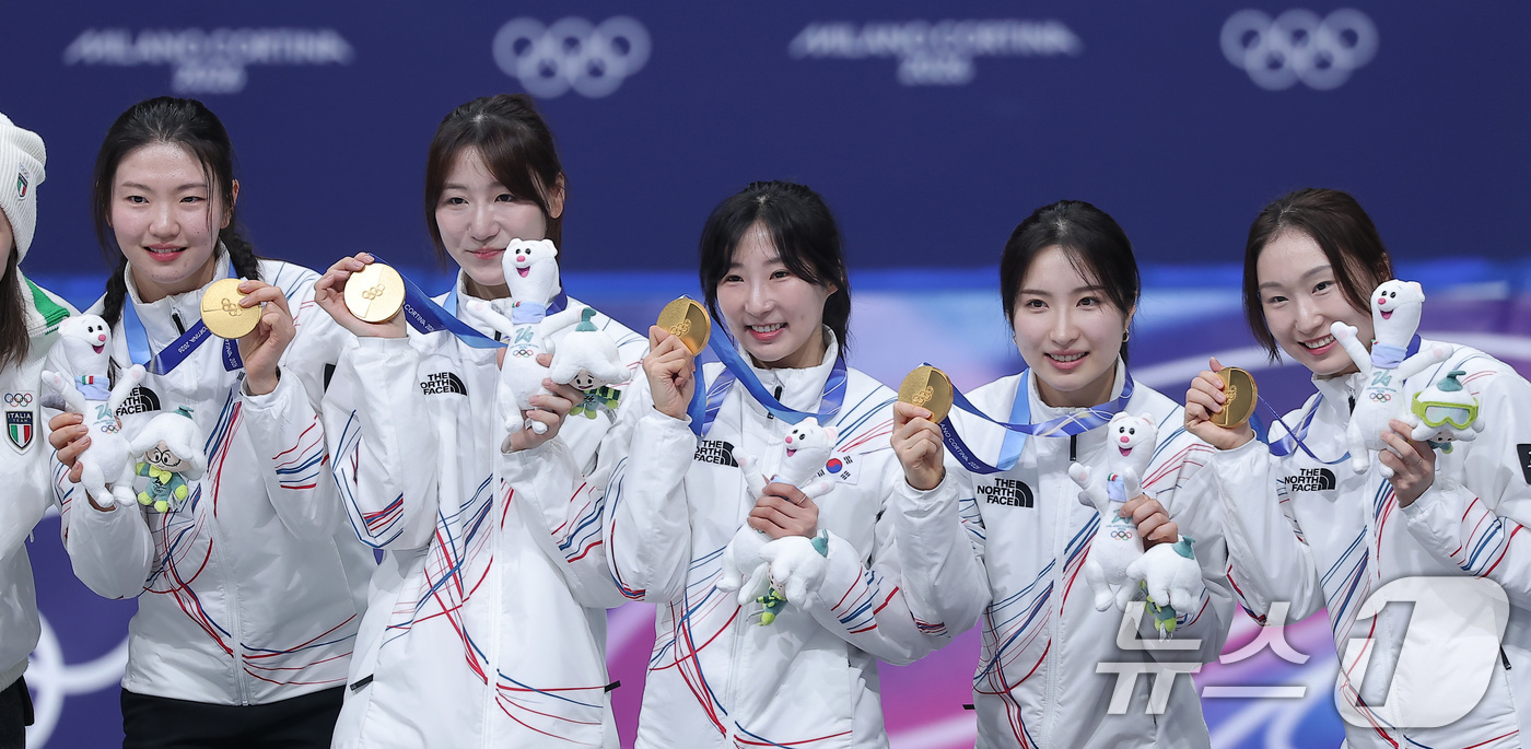 (밀라노=뉴스1) 김성진 기자 = 대한민국 여자 쇼트트랙 대표팀 심석희(왼쪽부터), 노도희, 이소연,  김길리, 최민정이 18일(현지시간) 이탈리아 밀라노 아이스스케이팅 아레나에서 …
