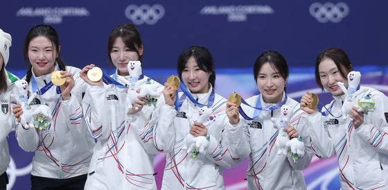 금메달 든 쇼트트랙 여자 대표팀