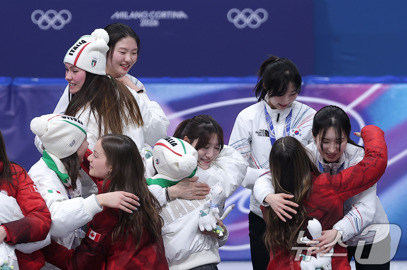 (밀라노=뉴스1) 김성진 기자 = 대한민국 여자 쇼트트랙 대표팀 심석희(왼쪽부터), 노도희, 이소연,  김길리가 18일(현지시간) 이탈리아 밀라노 아이스스케이팅 아레나에서 열린 2 …