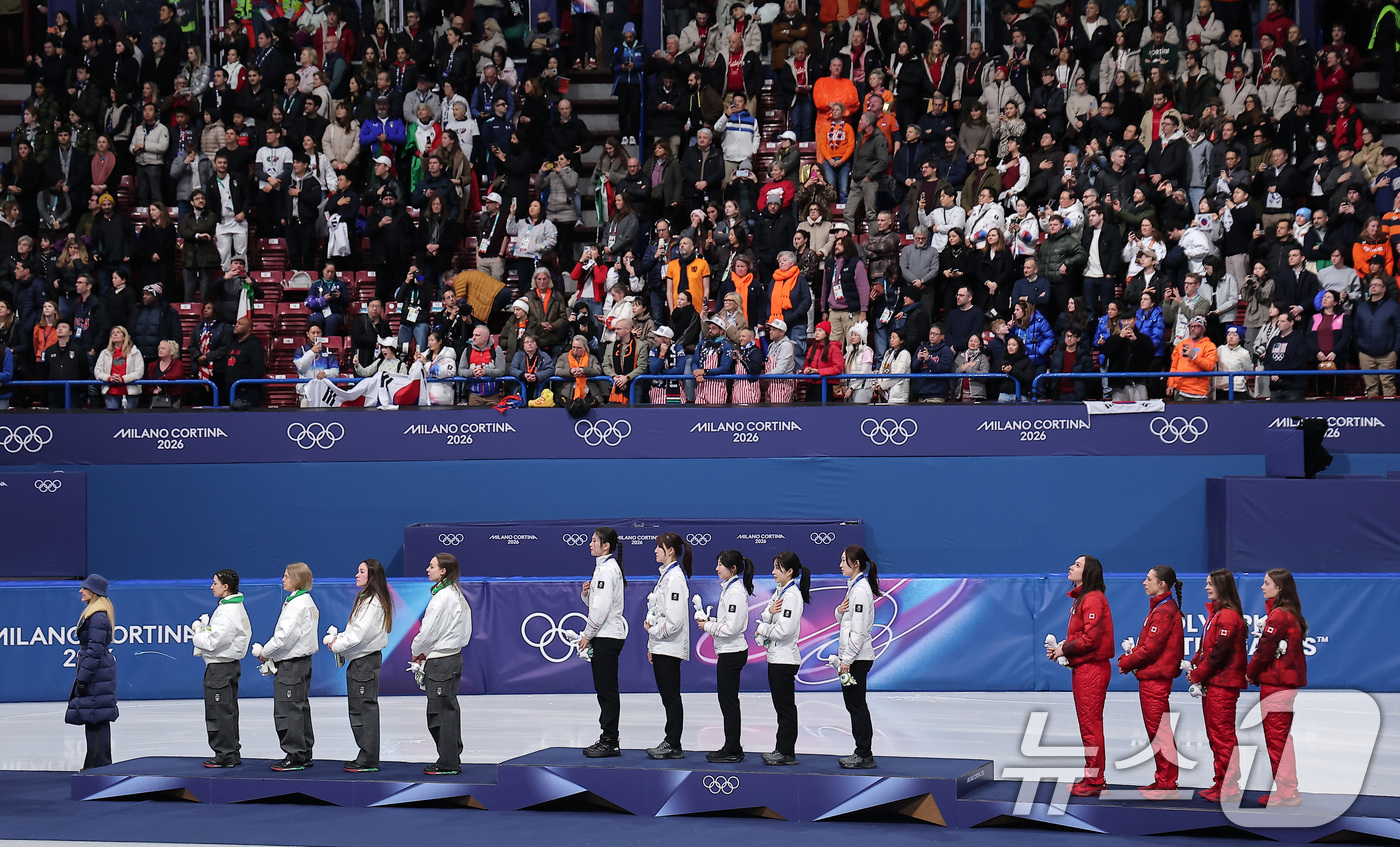 (밀라노=뉴스1) 김성진 기자 = 대한민국 여자 쇼트트랙 대표팀 심석희(왼쪽부터), 노도희, 이소연,  김길리, 최민정이 18일(현지시간) 이탈리아 밀라노 아이스스케이팅 아레나에서 …