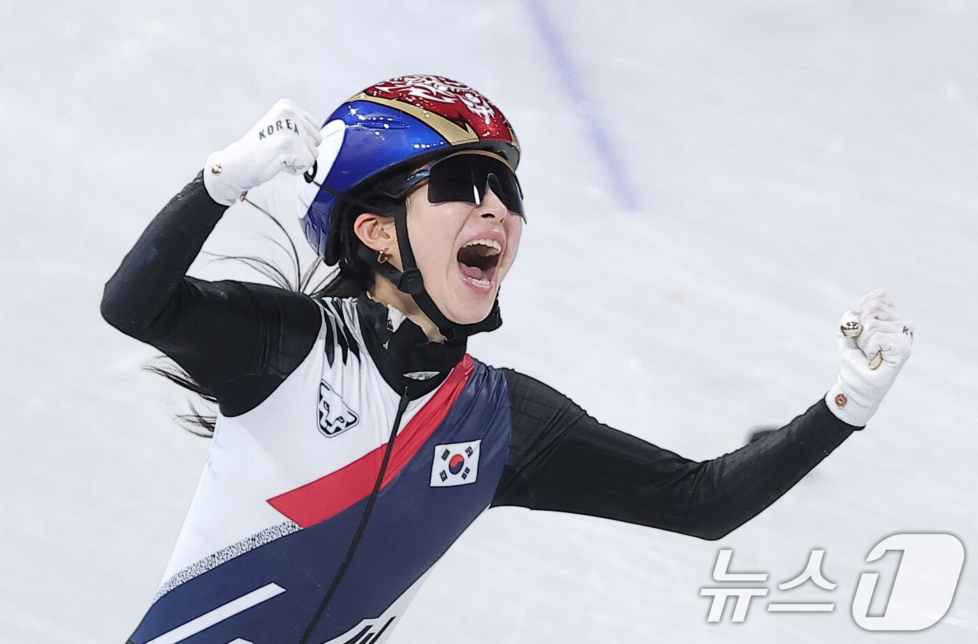 본문 이미지 - 대한민국 여자 쇼트트랙 대표팀 김길리가 18일(현지시간) 이탈리아 밀라노 아이스스케이팅 아레나에서 열린 2026 밀라노·코르티나담페초 동계올림픽 쇼트트랙 여자 3000m 계주 결승에서 금메달을 차지한 후 포효하고 있다. 2026.2.19 ⓒ 뉴스1 김성진 기자