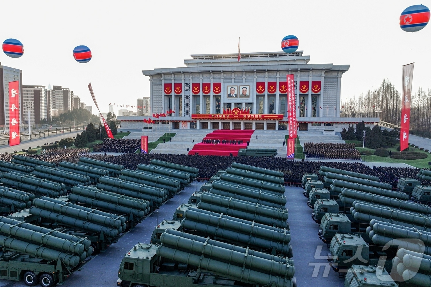 (평양 노동신문=뉴스1) = 북한 노동당 기관지 노동신문은 19일 "군수노동계급이 조선로동당 제9차 대회에 드리는 600㎜대구경방사포증정식이 18일 수도 평양에서 성대히 거행됐다" …