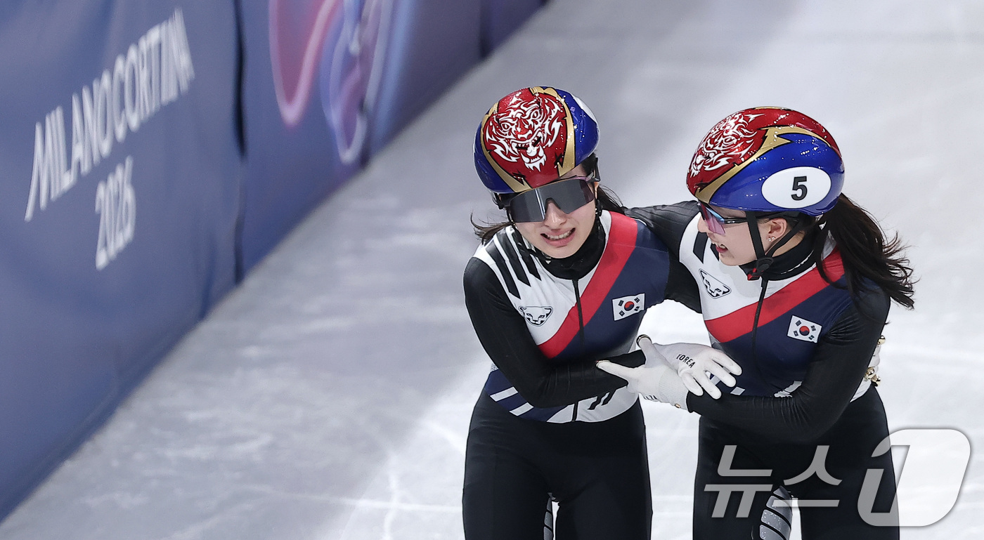 (밀라노=뉴스1) 김성진 기자 = 대한민국 여자 쇼트트랙 대표팀 김길리(왼쪽)와 최민정이 18일(현지시간) 이탈리아 밀라노 아이스스케이팅 아레나에서 열린 2026 밀라노·코르티나담 …