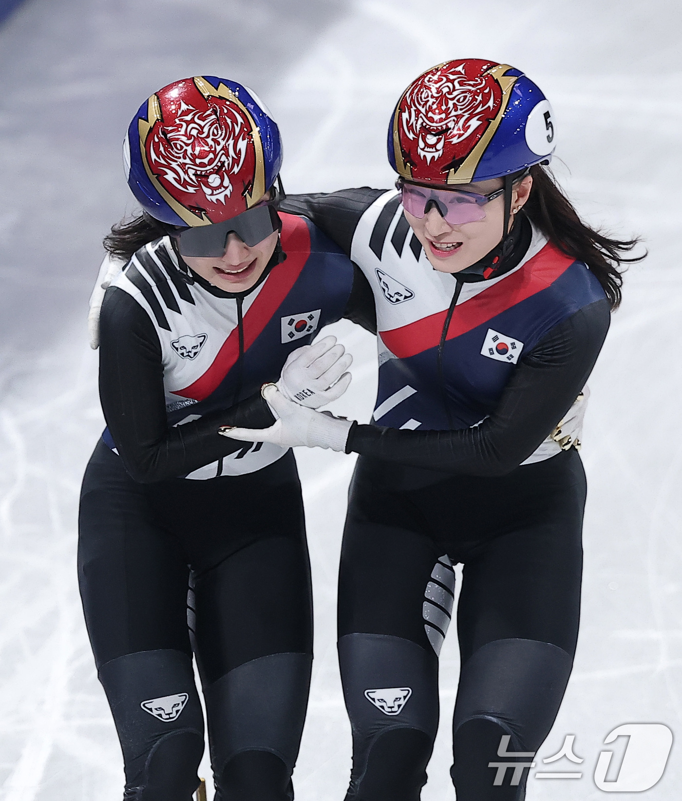 (밀라노=뉴스1) 김성진 기자 = 대한민국 여자 쇼트트랙 대표팀 김길리(왼쪽)와 최민정이 18일(현지시간) 이탈리아 밀라노 아이스스케이팅 아레나에서 열린 2026 밀라노·코르티나담 …