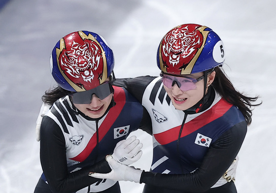 금메달 기쁨 나누는 김길리·최민정