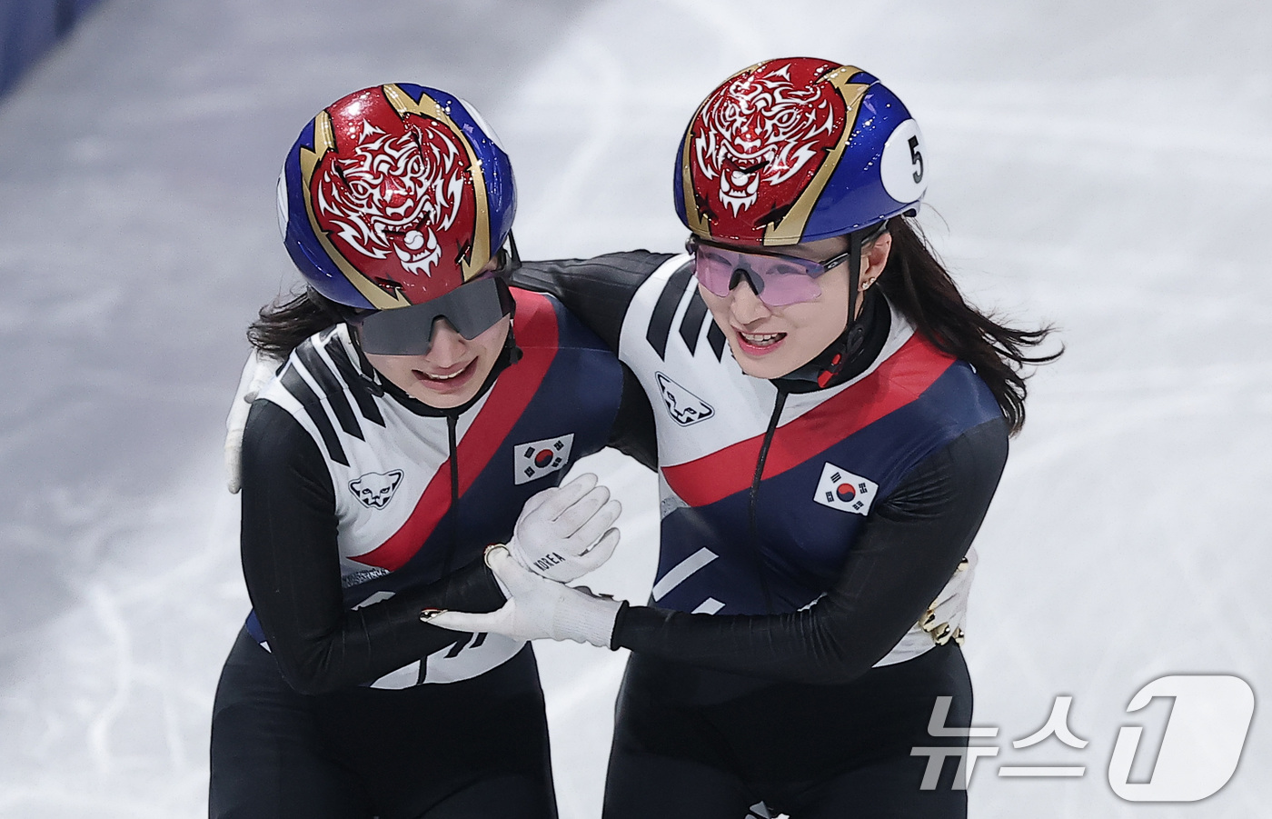 (밀라노=뉴스1) 김성진 기자 = 대한민국 여자 쇼트트랙 대표팀 김길리(왼쪽)와 최민정이 18일(현지시간) 이탈리아 밀라노 아이스스케이팅 아레나에서 열린 2026 밀라노·코르티나담 …