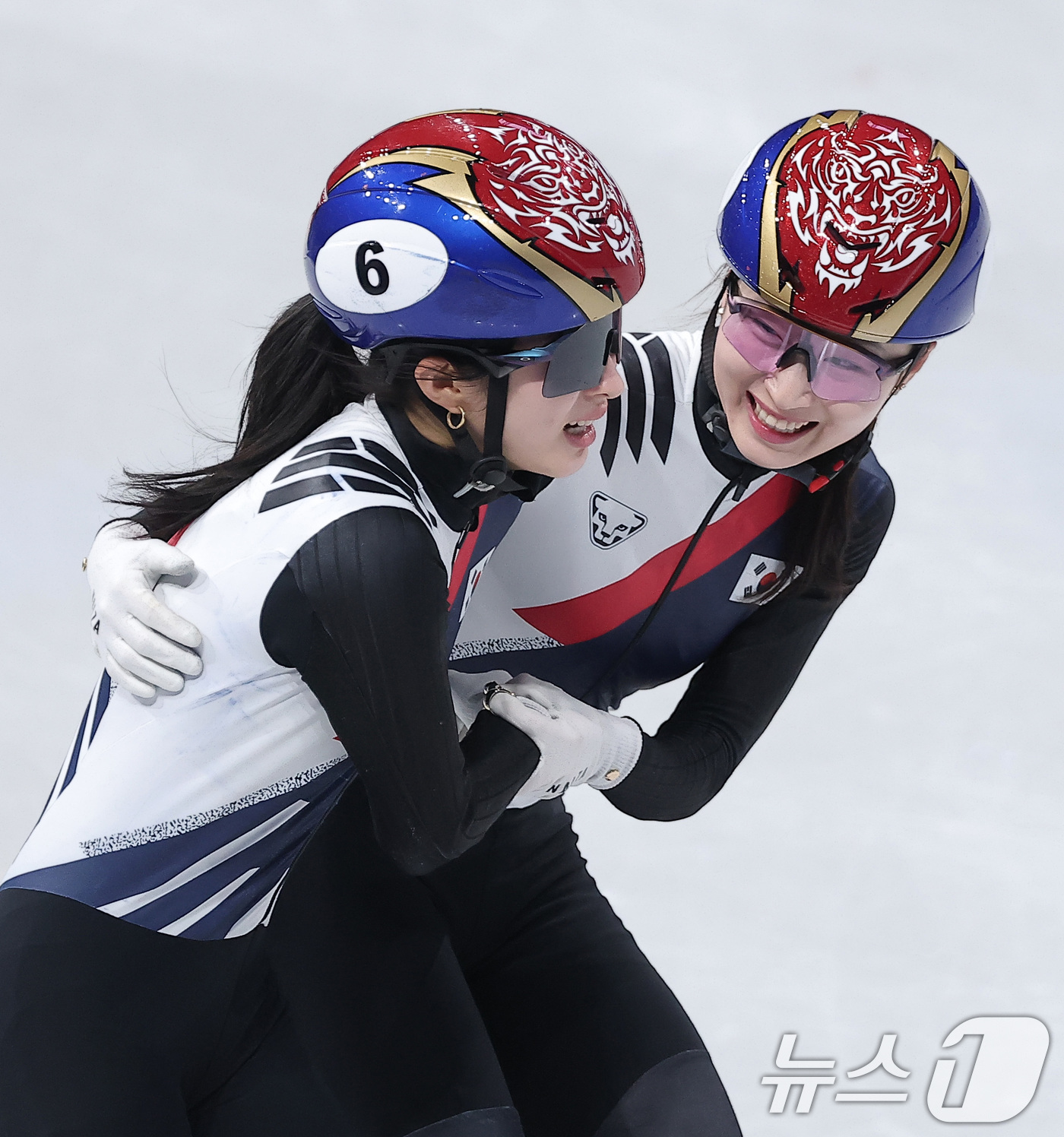 (밀라노=뉴스1) 김성진 기자 = 대한민국 여자 쇼트트랙 대표팀 김길리(왼쪽)와 최민정이 18일(현지시간) 이탈리아 밀라노 아이스스케이팅 아레나에서 열린 2026 밀라노·코르티나담 …