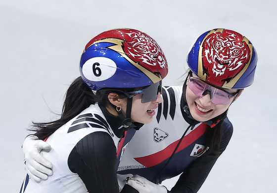금메달 기쁨 나누는 김길리·최민정