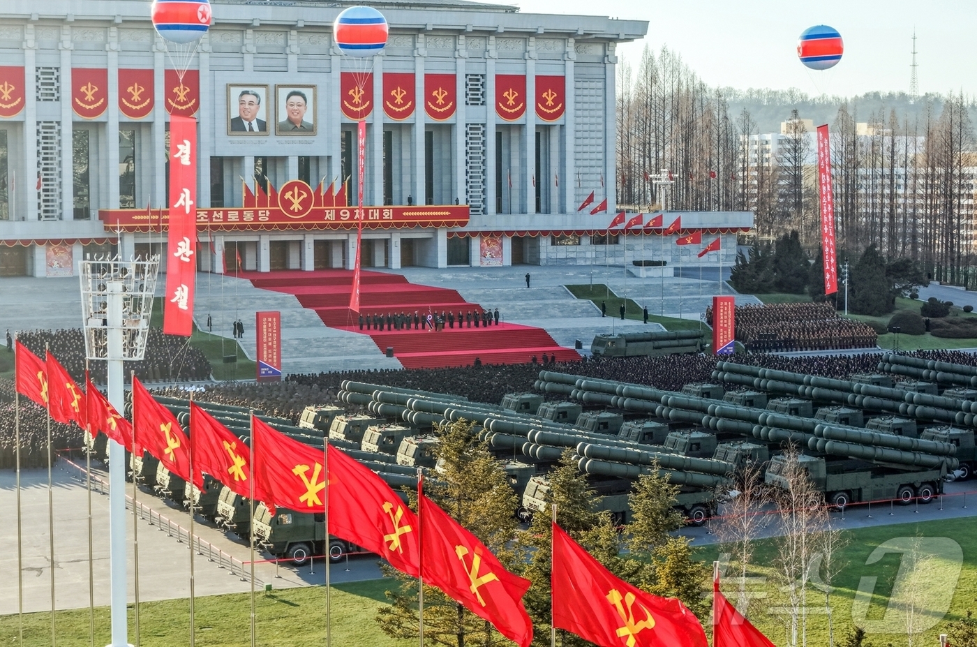 (평양 노동신문=뉴스1) = 북한 노동당 기관지 노동신문은 19일 "군수노동계급이 조선로동당 제9차 대회에 드리는 600㎜대구경방사포증정식이 18일 수도 평양에서 성대히 거행됐다" …