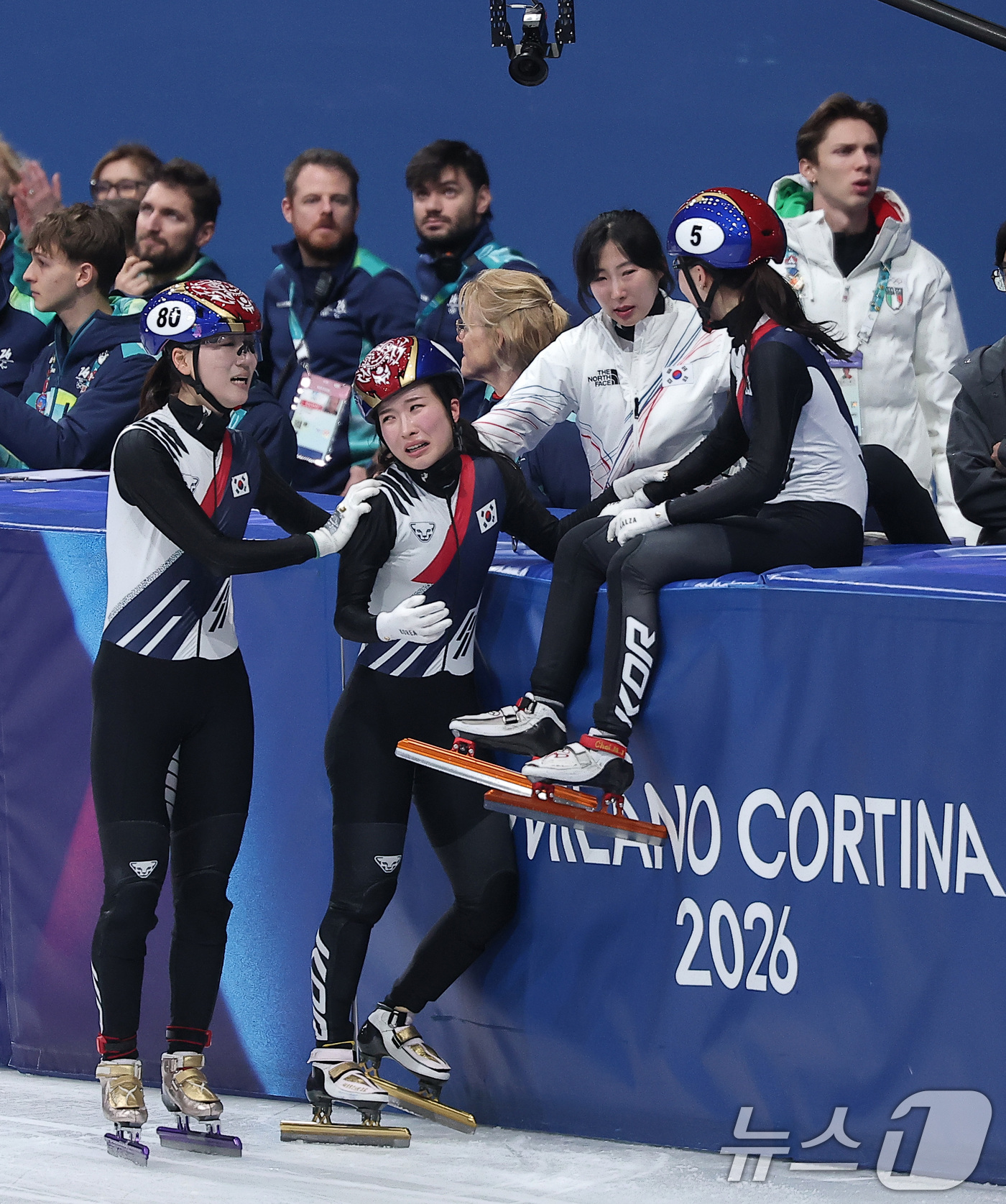 (밀라노=뉴스1) 김성진 기자 = 대한민국 여자 쇼트트랙 대표팀 노도희(왼쪽부터), 김길리, 이소연, 최민정이 18일(현지시간) 이탈리아 밀라노 아이스스케이팅 아레나에서 열린 20 …