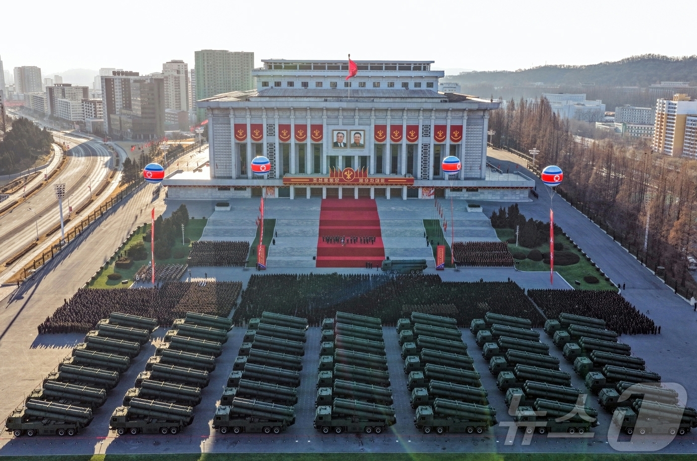 (평양 노동신문=뉴스1) = 북한 노동당 기관지 노동신문은 19일 "제9차 당대회를 기념해 18일 평양에서 군수 산업에 종사하는 노동자들이 600mm급 대형 방사포를 당에 바치는 …