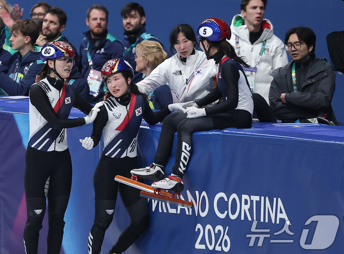 (밀라노=뉴스1) 김성진 기자 = 대한민국 여자 쇼트트랙 대표팀 노도희(왼쪽부터), 김길리, 이소연, 최민정이 18일(현지시간) 이탈리아 밀라노 아이스스케이팅 아레나에서 열린 20 …