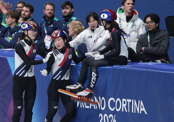 쇼트트랙 첫 금메달 신고하는 여자 대표팀