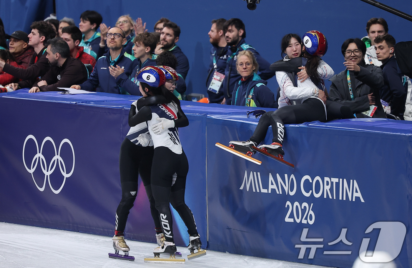 (밀라노=뉴스1) 김성진 기자 = 대한민국 여자 쇼트트랙 대표팀 김길리(왼쪽)와 최민정이 18일(현지시간) 이탈리아 밀라노 아이스스케이팅 아레나에서 열린 2026 밀라노·코르티나담 …